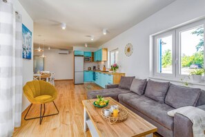 Smart-tv och ett bordtennisbord