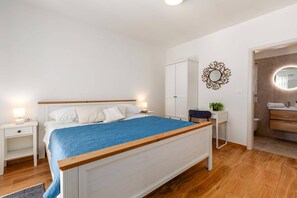 Een strijkplank/strijkijzer, gratis wifi, beddengoed