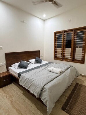 Desk, laptop workspace, free WiFi - The Residence 267 Homestay (Mysore)