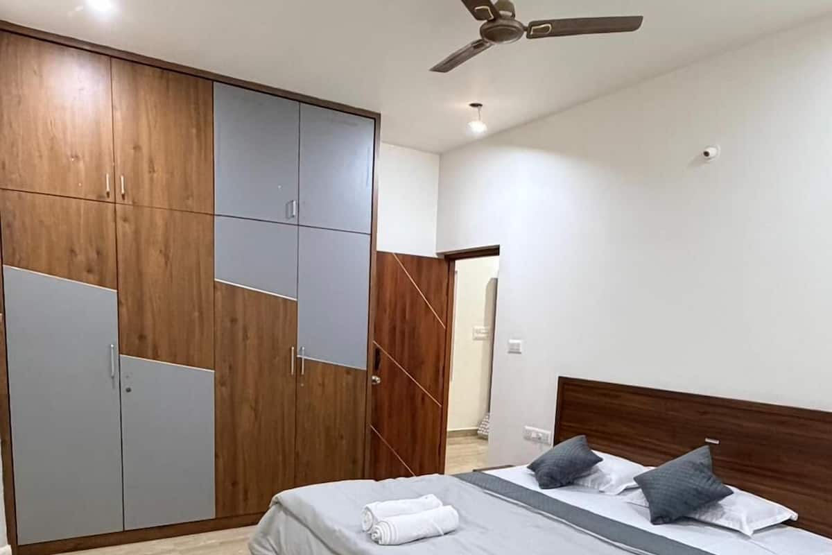 Desk, laptop workspace, free WiFi