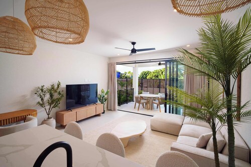 Elegant LUX 2BR, 3mins to Beach! Pool & Deck