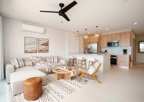 TV, offices - Caribbean Luxury 2BR, Walk to Beach! Sky Pool Deck (Lower Carlton)