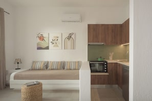 Apartamento clássico, sacada, vista para o mar | Cofres nos quartos, ferros/tábuas de passar roupa, Wi-Fi de cortesia