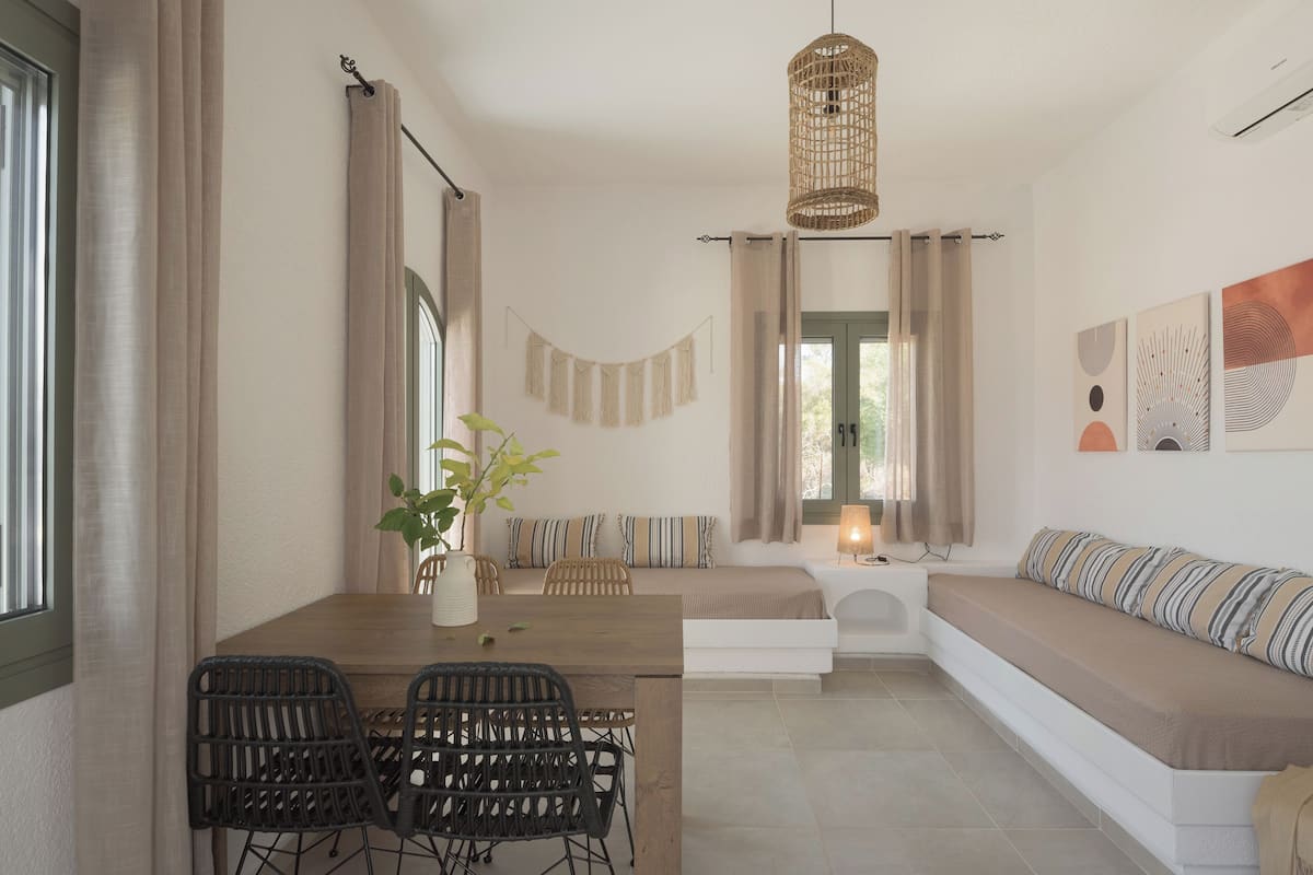 Apartamento família | Cofres nos quartos, ferros/tábuas de passar roupa, Wi-Fi de cortesia