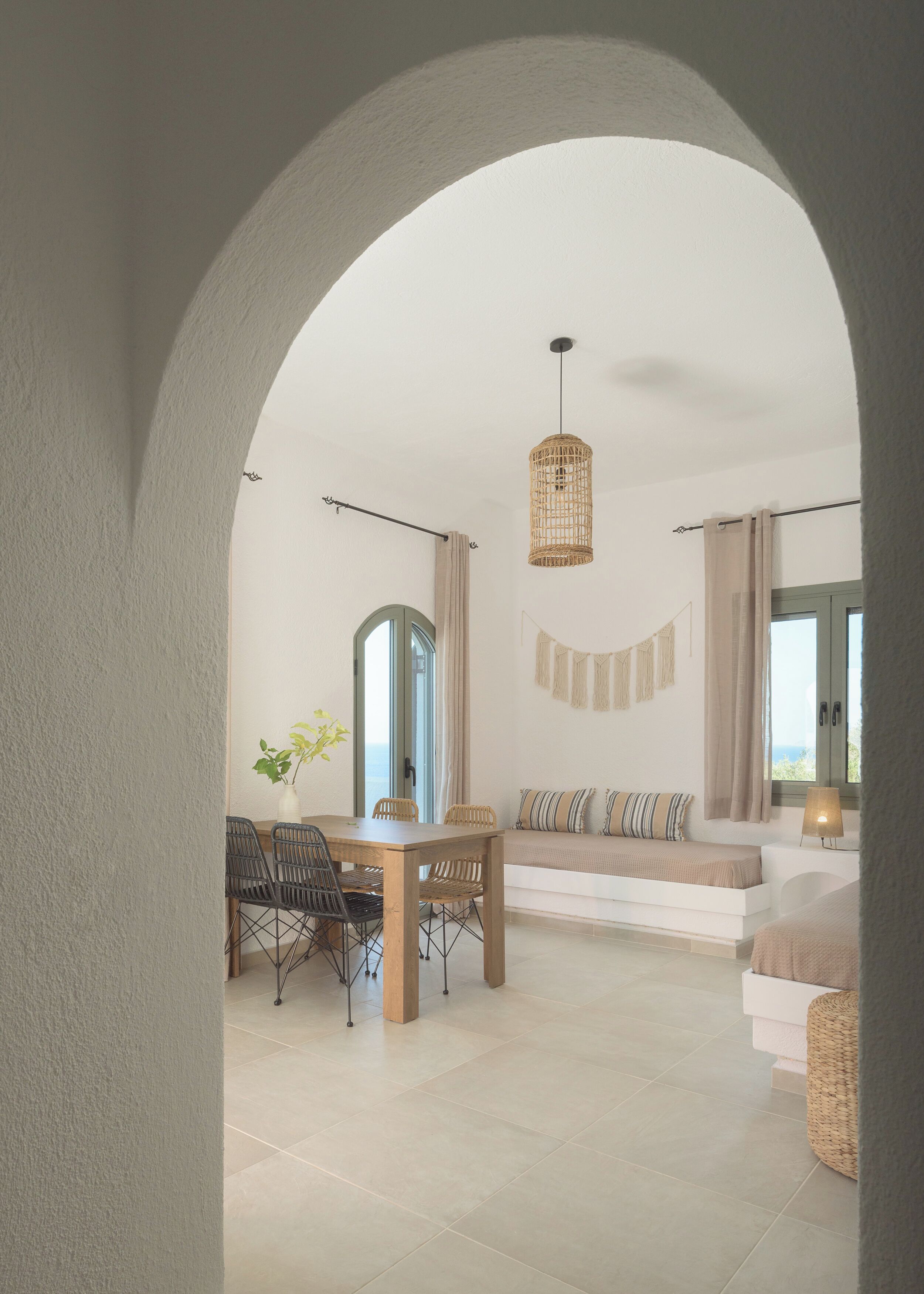 Caja de seguridad en la habitación y tabla de planchar con plancha 