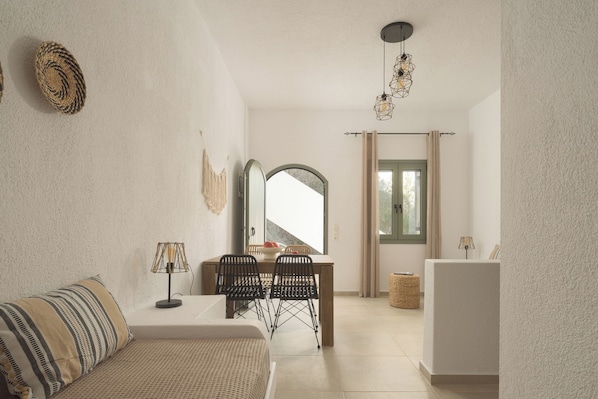 Apartamento clássico, sacada, vista para o mar | Cofres nos quartos, ferros/tábuas de passar roupa, Wi-Fi de cortesia