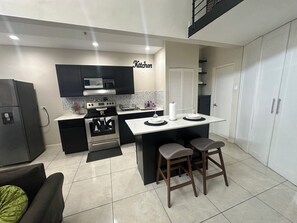 Private kitchen - Rainbow Retreat near the heart of kingston (Kingston)