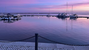 A marina with boats docked, calm water, and a clear sky. - CASA JO – a beautifully renovated, comfortable fisherman's cottage in the historic center of Olhão (Olhão)