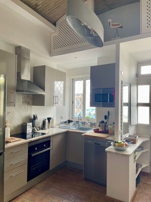 Fridge, microwave, oven, stovetop - CASA JO Olhão - comfortable renovated, lovely fishermans' cottage in old town (Olhão)