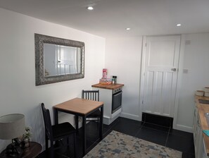 Kylskåp, ugn, spishäll och vattenkokare