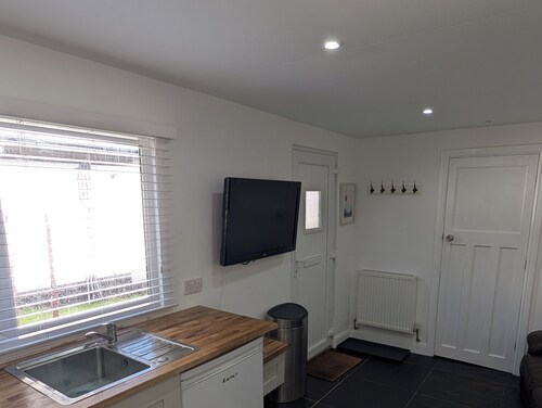 Quiet self contained apartment with free parking, close to Hospital