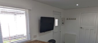 Quiet self contained apartment with free parking, close to Hospital