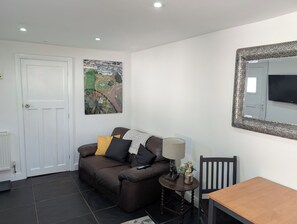 TV - Quiet self contained apartment with free parking, close to Hospital (Torquay)