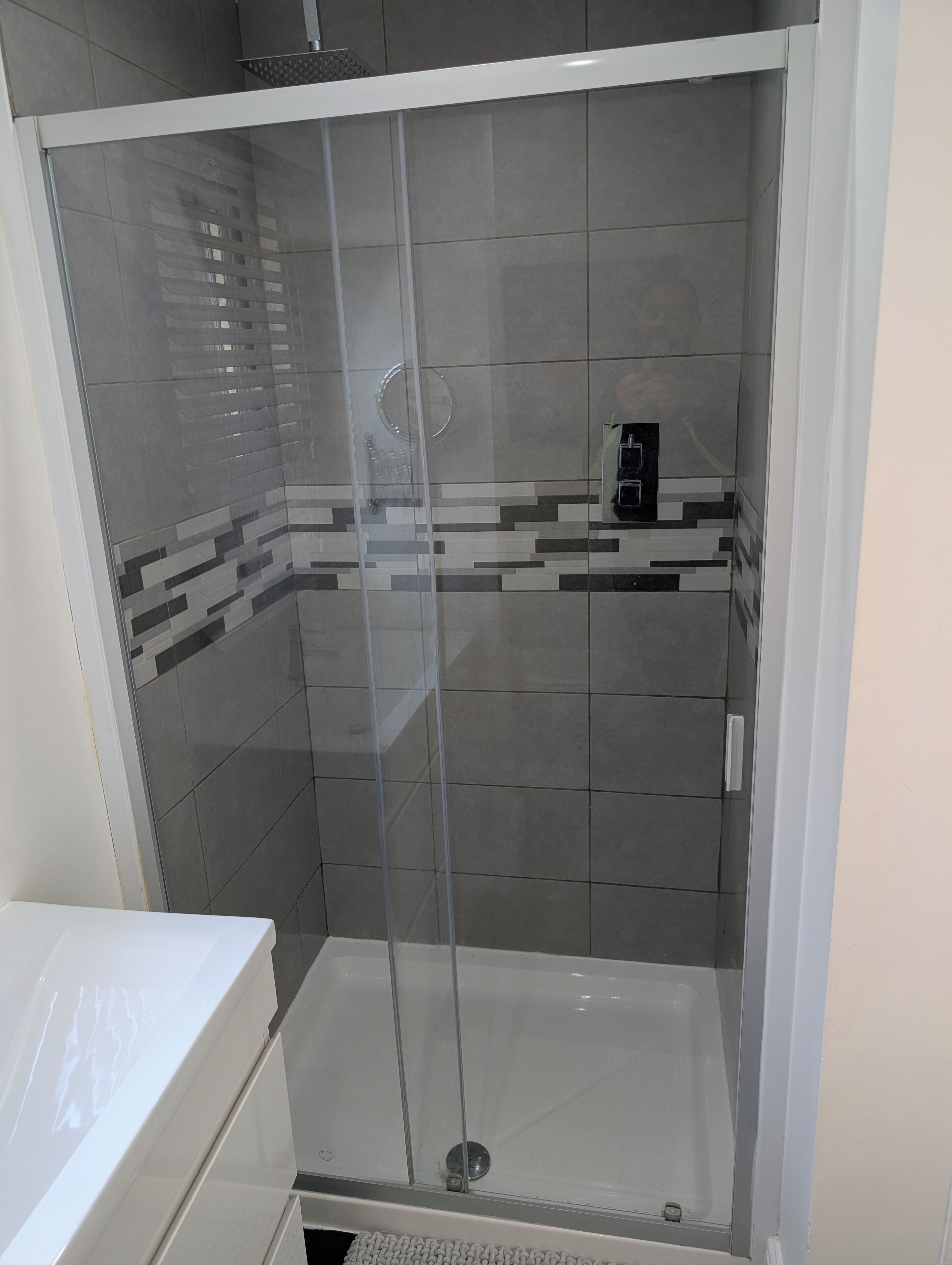Douche, sèche-cheveux, serviettes fournies, savon