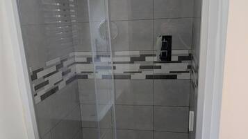 Douche, sèche-cheveux, serviettes fournies, savon