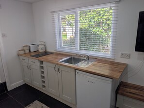 Kylskåp, ugn, spishäll och vattenkokare