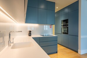 Fridge, microwave, oven, coffee/tea maker - FLH Heart of Rossio Apartment III (Lisboa ciudad)