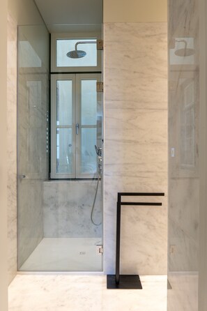 Shower, towels - FLH Heart of Rossio Apartment III (Lisboa ciudad)