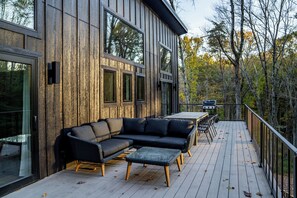Outdoor dining - Luxury Cabin | Hot Tub + Forest Views (Logan)
