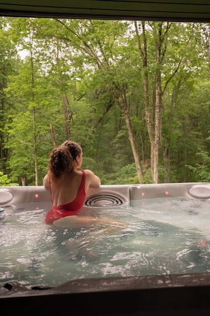 Outdoor spa tub - Luxury Cabin | Hot Tub + Forest Views (Logan)