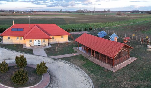 „Entire House – for Work Crews | 3 Bedrooms with bath | Near Mercedes Factory”