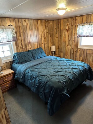 Tabla de planchar con plancha, wifi y ropa de cama