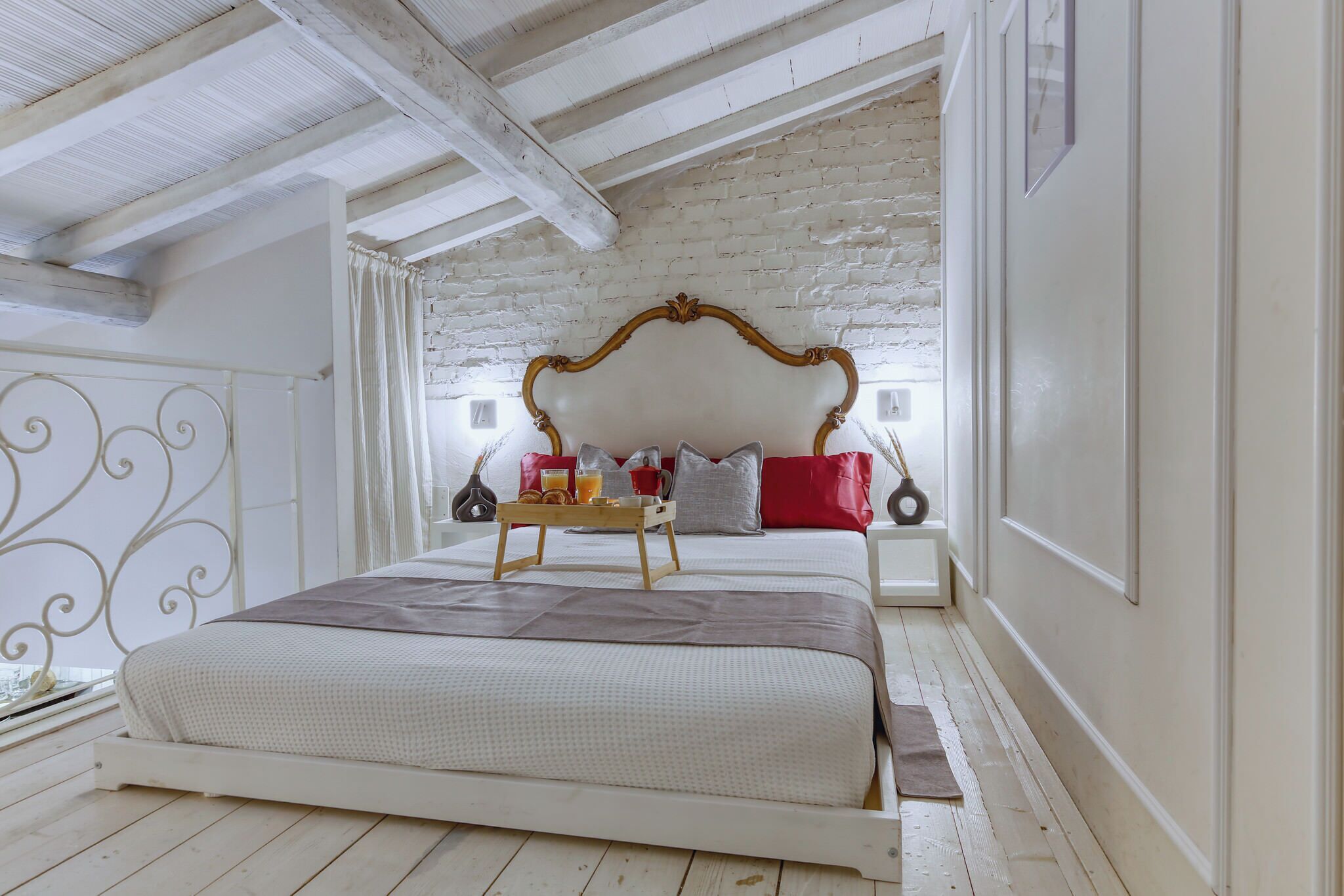 Tabla de planchar con plancha, wifi, ropa de cama