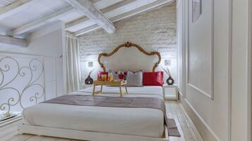 Tabla de planchar con plancha, wifi, ropa de cama