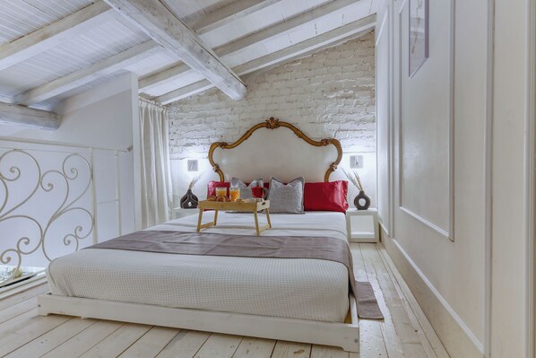 Planxa i posts de planxar, wifi i roba de llit