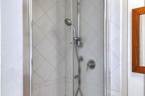 Secador de cabelo, toalhas de banho, sabonete, papel higiênico