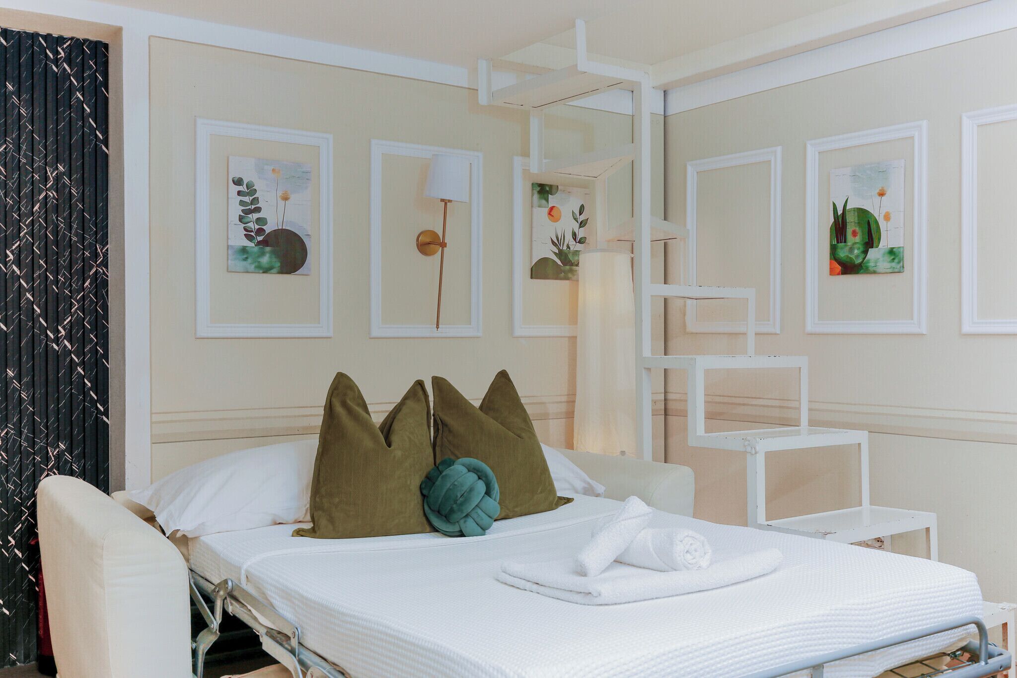 Silitysrauta/-lauta, Wi-Fi, vuodevaatteet