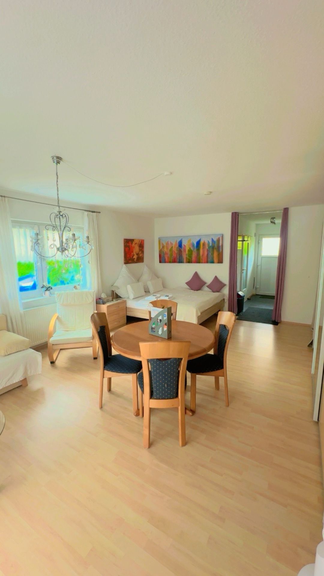 Tabla de planchar con plancha, wifi, ropa de cama