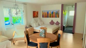 Tabla de planchar con plancha, wifi, ropa de cama