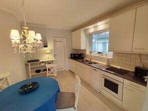 Fridge, microwave, oven, dishwasher - MeerZeit - cozy vacation apartment in Zingst - only 200 meters to the beach (Zingst)