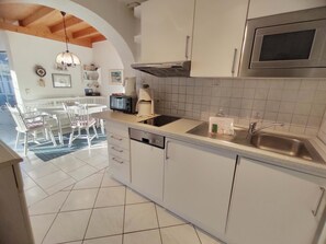 Kühlschrank, Mikrowelle, Ofen, Geschirrspüler