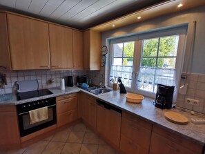 Kühlschrank, Mikrowelle, Ofen, Geschirrspüler