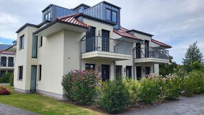 Exterior - "Lotte Dree" vacation apartment: high-quality vacation apartment in the middle of the national park (Zingst-Müggenburg)