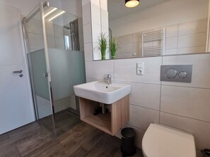 Bathroom - "Lotte Dree" vacation apartment: high-quality vacation apartment in the middle of the national park (Zingst-Müggenburg)
