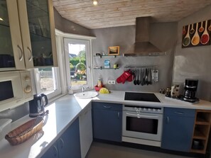 Een koelkast, een magnetron, een oven, een vaatwasser