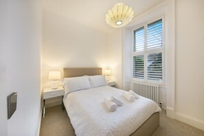 Desk, iron/ironing board, WiFi, bed sheets - Crown Street Suite 2 - Grampian Lettings (Aberdeen)