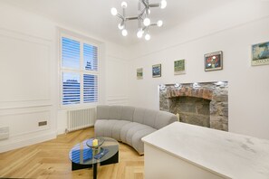 TV - Crown Street Suite 3 - Grampian Lettings (Aberdeen)