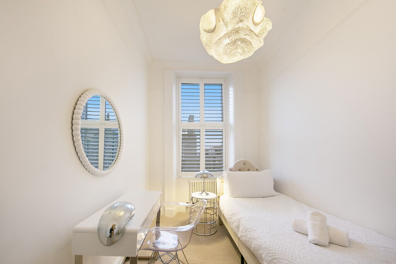 2 soverom, skrivebord, strykejern/-brett og wi-fi