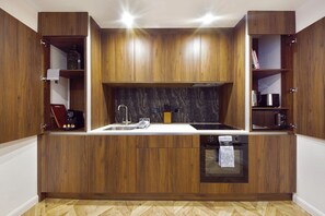 Frigorífico, microondas, horno y hervidor eléctrico