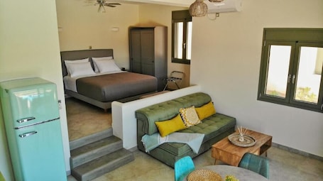 In-room safe, soundproofing, iron/ironing board, free WiFi