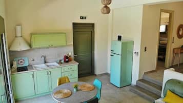 Lemari es, kompor, ketel listrik, dan peralatan masak/sendok-piring