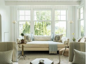 Living area - Designer cottage in the heart of Rockport Village (Rockport)