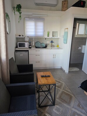 Mini-fridge, microwave, cookware/dishes/utensils - tsemrem sof aolam 3 (Ein Qiniyye)