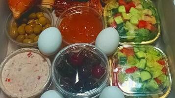 Kamar Quadruple Standar, pemandangan gunung | Makan di kamar