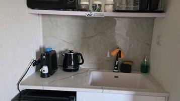 Mini réfrigérateur, micro-ondes