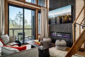 Smart TV, fireplace - Romantic + Luxury Cabin • Hot tub, views and more! (Sevierville)